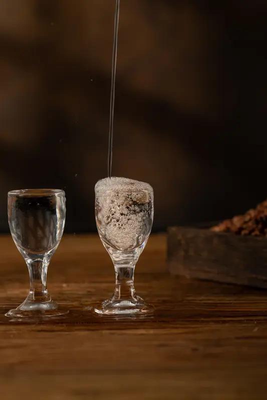 酱香酒这玩意儿，真是有人爱得死去活来，有人闻到就想跑，我就是后者。那股味儿，一凑