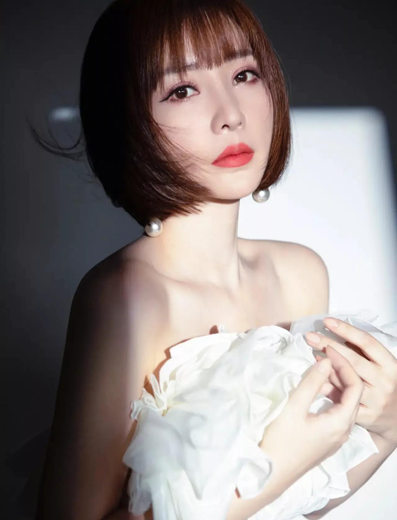 昨天和老婆吵架，我一生气就找了一家星级大酒店，点了一桌子好菜好酒，当我喝的晕晕乎