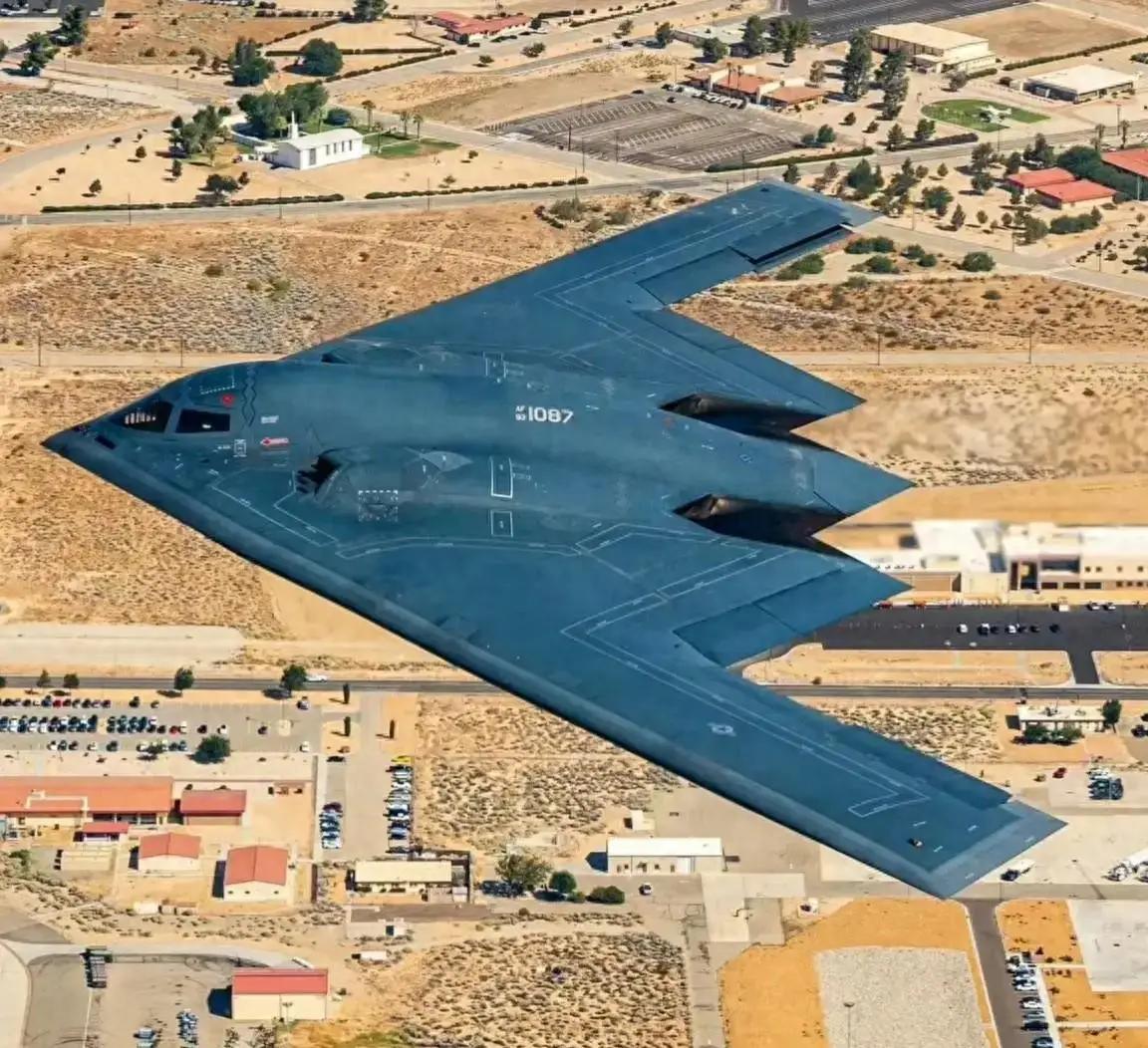 中国能打下B-2轰炸机吗？美国那B-2轰炸机，你们应该都听说过，就是长得跟个