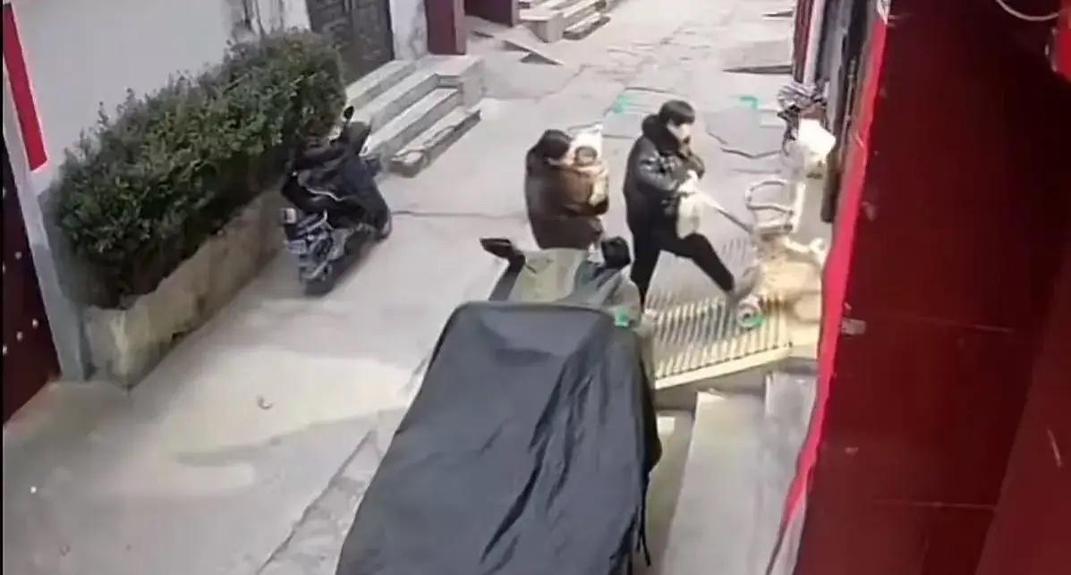 “怪不得叫绝户坡！”农村一户人家占了了1/3的村路，在家门口修了一个坡道，但是自