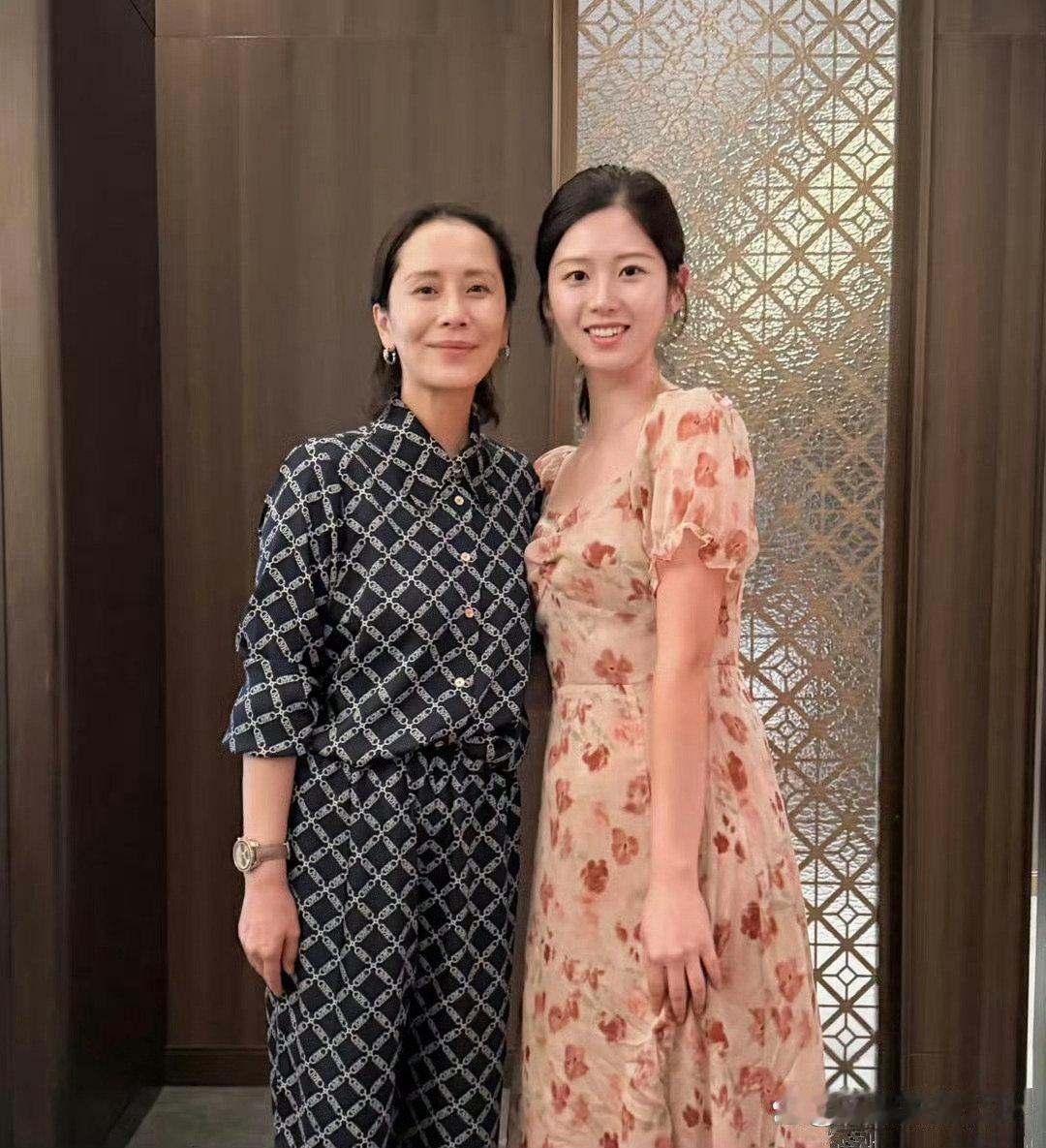 48岁海清带19岁儿子和长辈们一起聚餐，她的打扮老气，脸部素颜，脸色看起来好憔悴，整个人变化好大！1