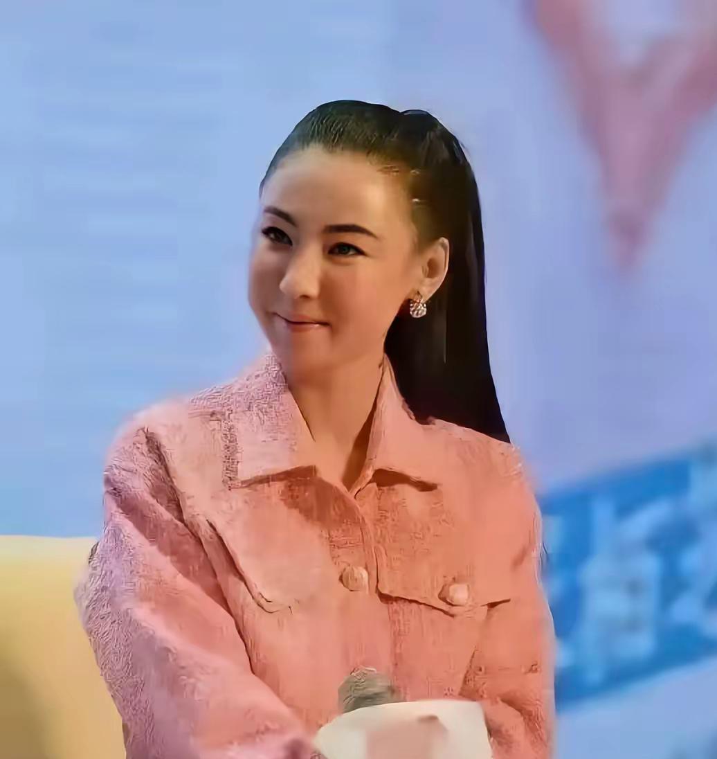 近日，张柏芝现身某项活动，镜头下的她面部轮廓更加精致，苹果肌饱满度引发热议，有网