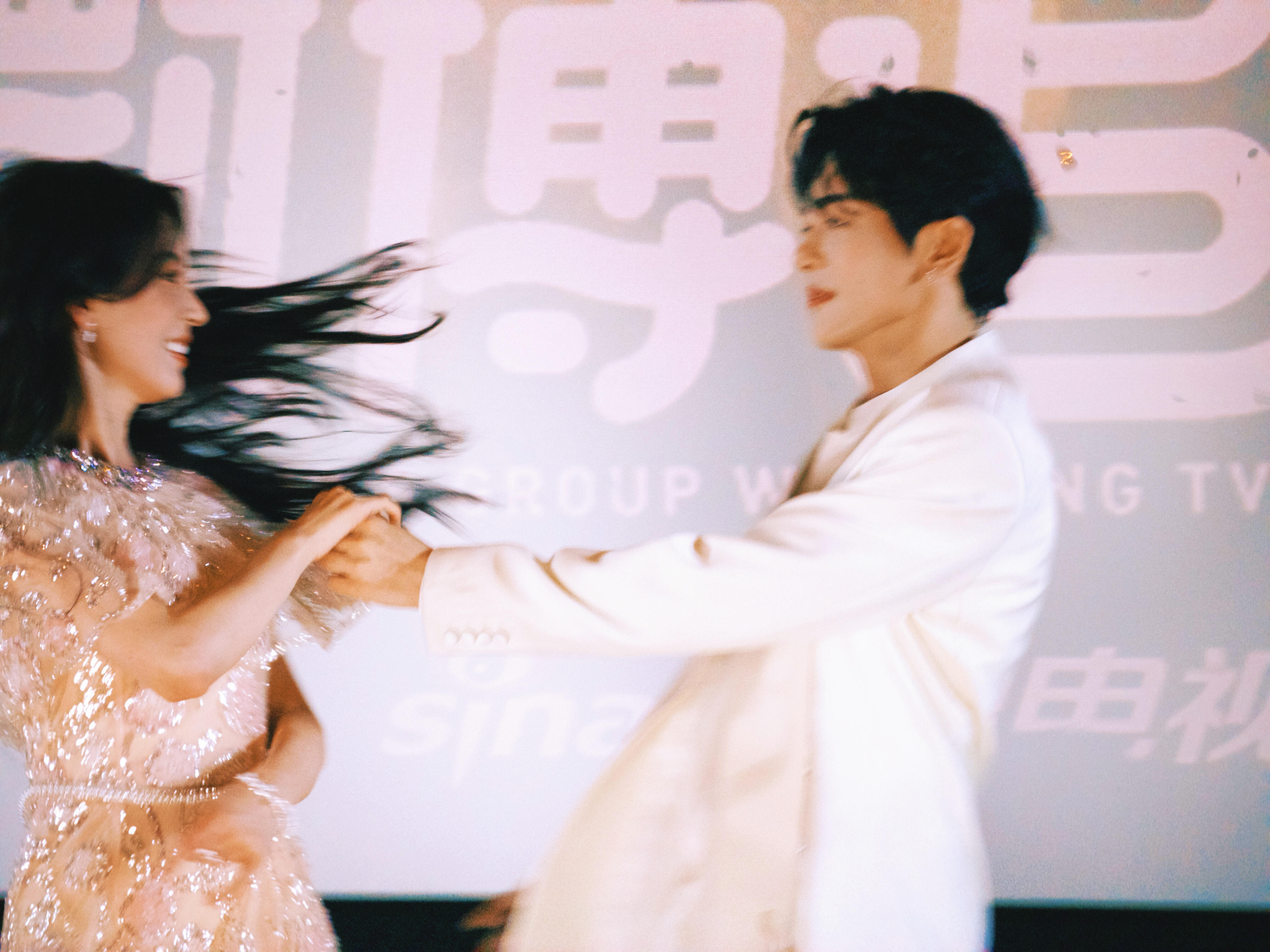 曾舜晞看陈瑶的眼神她的发丝撩过他的脖颈九门最美异性恋好养眼啊～