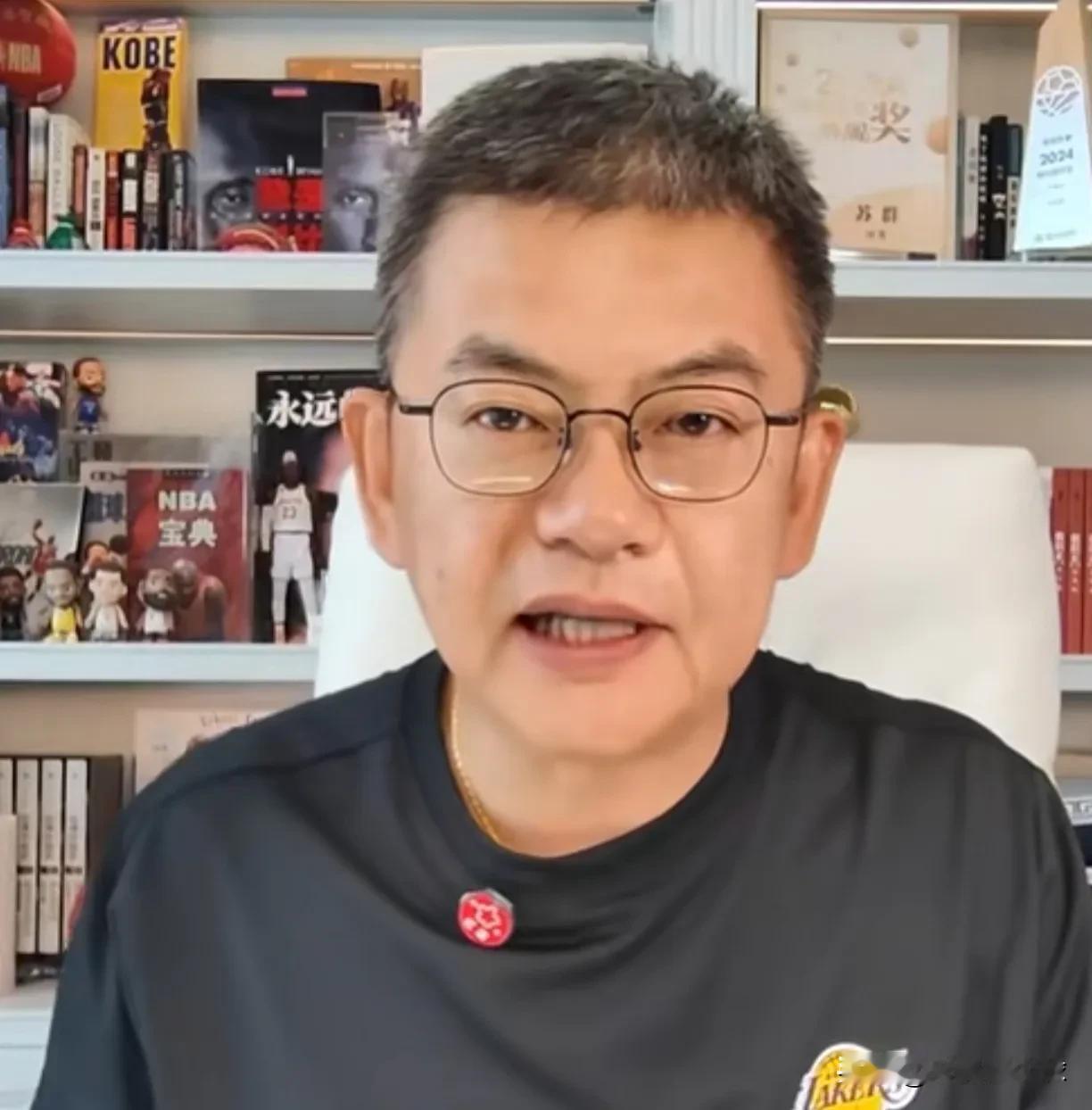 苏群：保罗成为湖人高管那是迟早的事。湖人换了新老板，因此，苏群得出一个猜测，