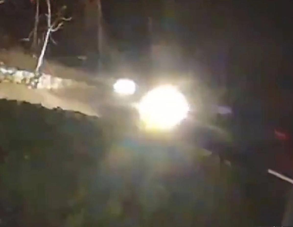 晚上十点，婆婆关了屋里的灯，黑灯瞎火的打着手电筒出门了，老二媳妇赶紧追出去问婆婆