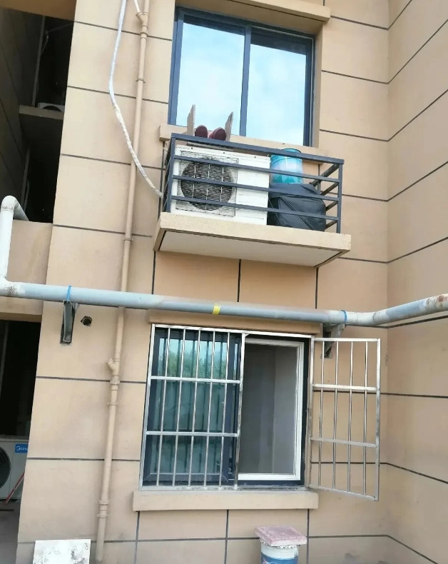 陕西一名男子在二楼装空调时，把外机装在自家窗户下面。结果一楼邻居找上门，说这个位