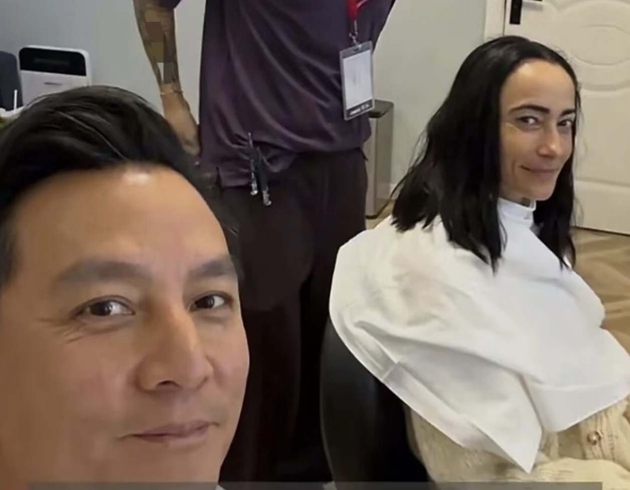 看过很多明星的夫妻照，我都无感。直到看到吴彦祖和他老婆的照片，我相信了一件事！原来两个人相处久了，真
