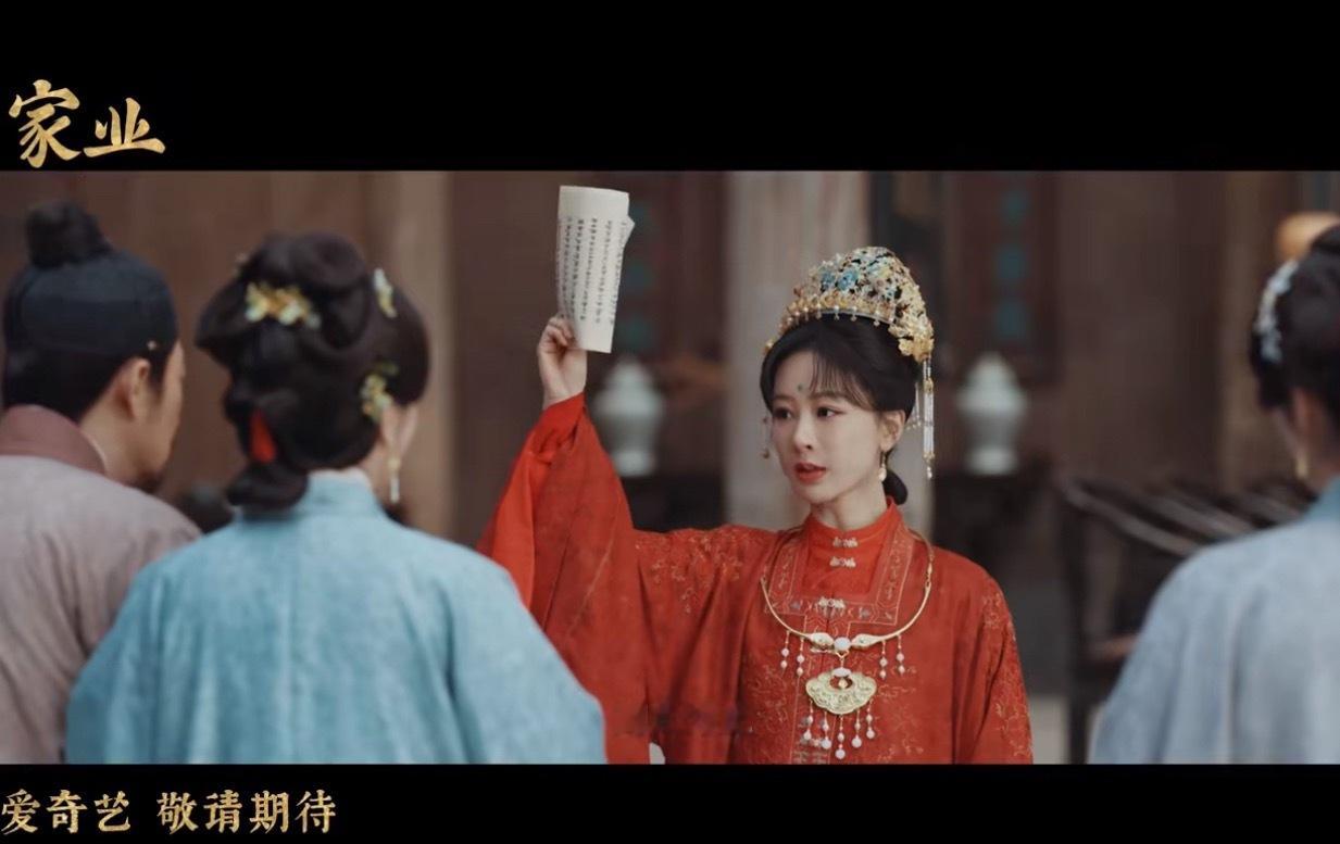 杨紫家业婚服镜头看完家业的预告，我必须说杨紫真的很聪明，她摸透了孙俪、赵丽颖成名