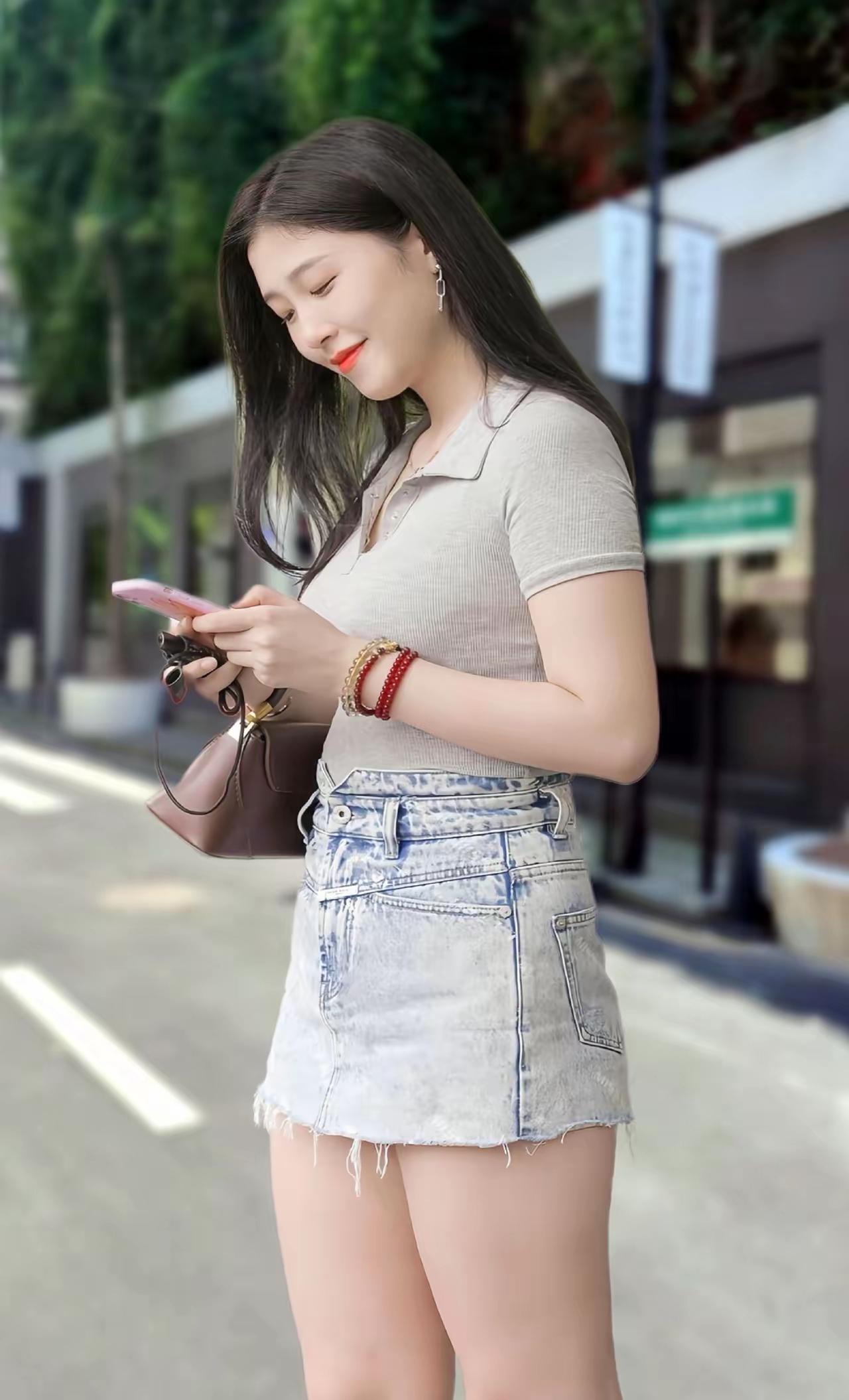 夏日穿搭指南：清新甜美风，牛仔短裤+米色T恤，轻松出行！🌞👗👟