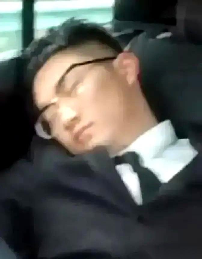 刚接上新娘，车门一关，俩人直接睡死过去。西装皱成咸菜，头纱歪在一边，脸上那大几