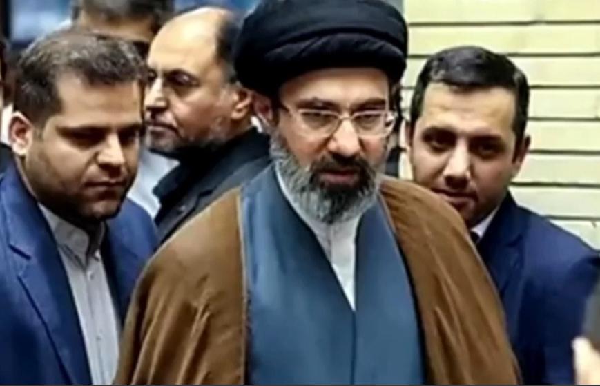 原本眼看就要陷入长期消耗大战，没想到低调的穆杰塔巴一出招，直接扭转整个格局。