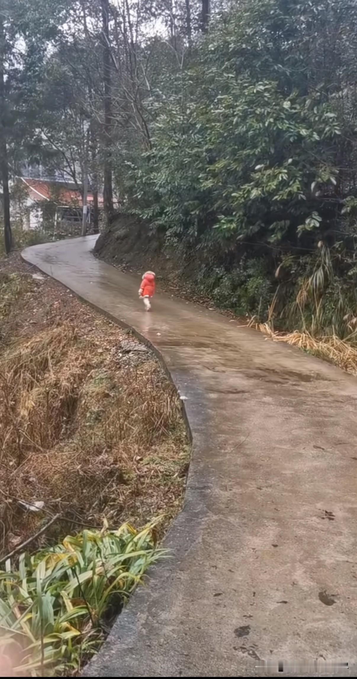 过年回村认识了个小女孩，每天早上都要来家里找我玩，可是每当快吃午饭的时候，她看到