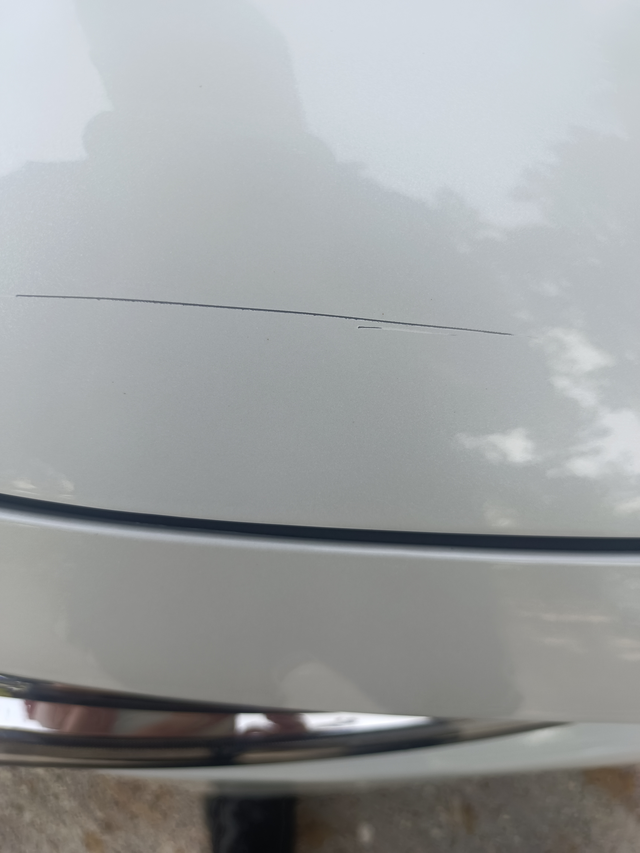 引擎盖被划了思域晶耀白，停在路边引擎盖上应该是被人用钥匙划了，没注意什么时候划