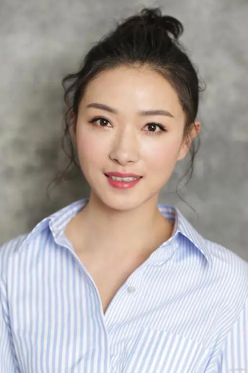 演员万茜说：“我刚毕业坚持演话剧，收入很低。和同学逛街，她们买奢侈品从来不看价格