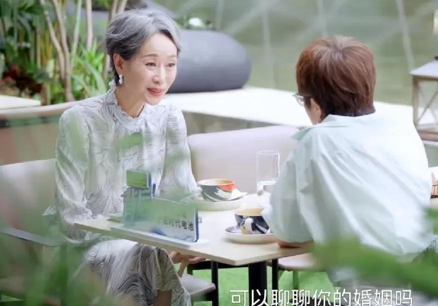 张泉灵问叶童：“可以聊聊你的婚姻吗？”叶童：“我的婚姻是很自由的，我们认识很早，