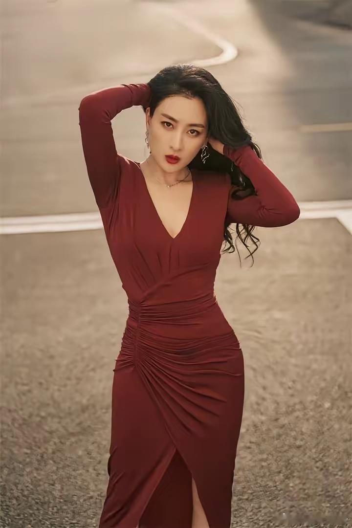 马苏估计后槽牙都咬碎了！她估计也想不明白。无论在年龄，颜值，还是身材她都比秦海璐