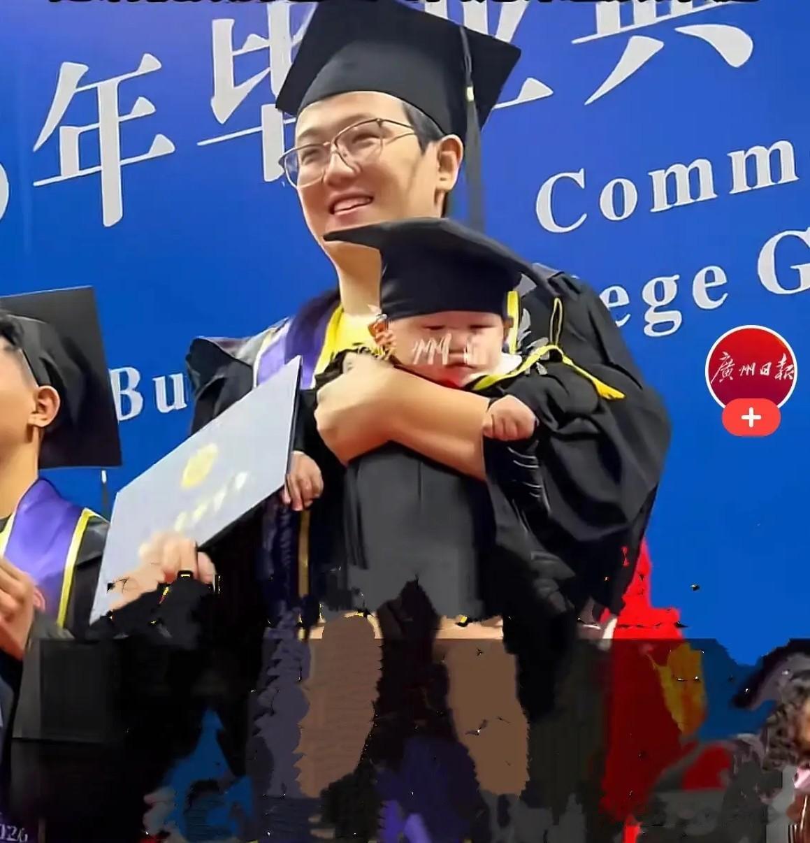 太甜了！广东，00后大学生抱未满周岁儿子参加毕业典礼，校长淡定拨穗合影，羡慕坏了