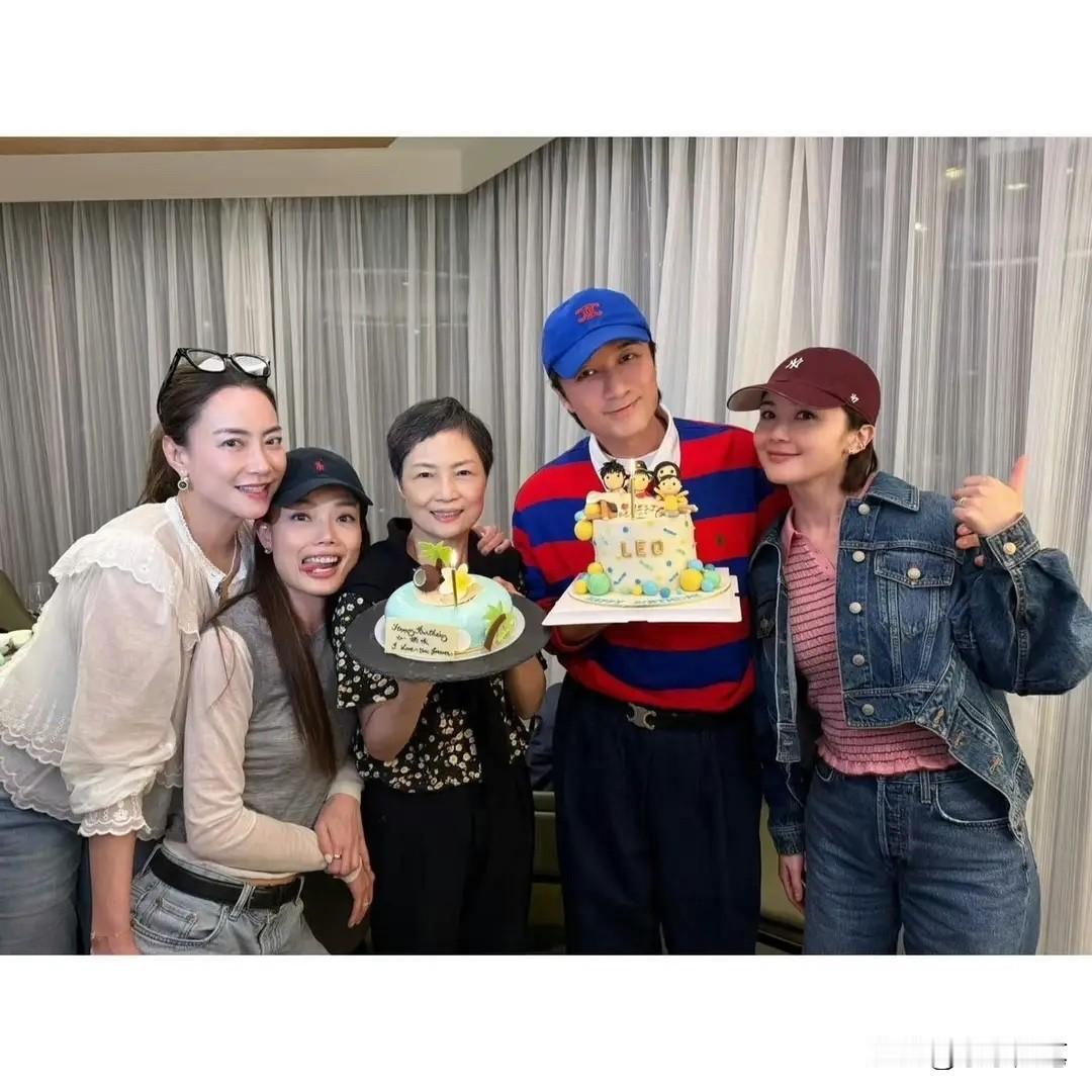 生日这天，他晒出一家四口合照，幸福满溢。最惊喜的是58岁的太太，二胎后罕见露面，