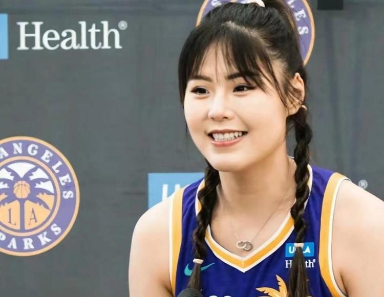 对手还没碰上，美国女篮主教练先把一个上不了场的中国球员，夸了个遍。说的是李月汝