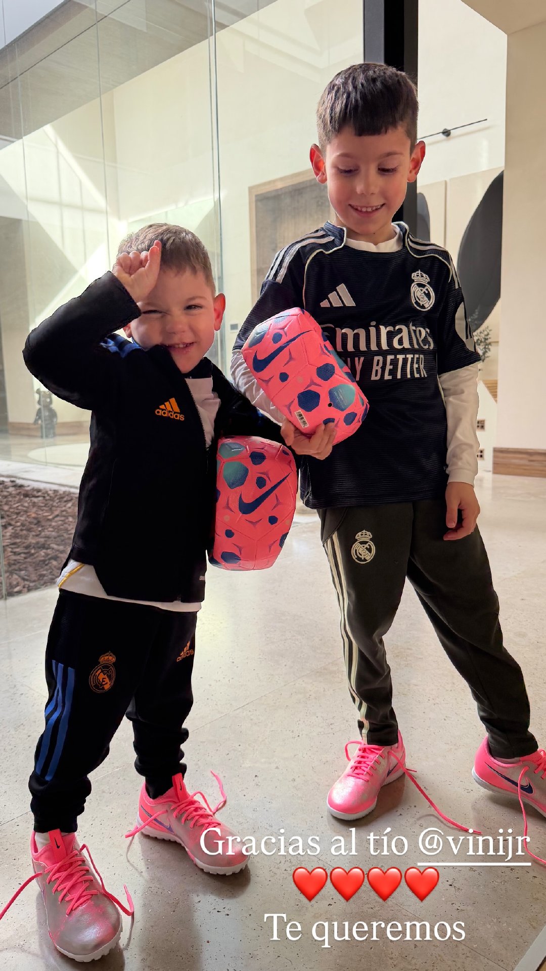 威尼修斯送给巴尔韦德的孩子们运动鞋和足球。巴尔韦德的妻子米娜：“感谢威尼修斯叔叔