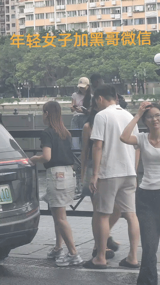 广州街头，有网友拍到一名年轻女子正在和一名黑人男子聊天，互加好友？两个人看起来