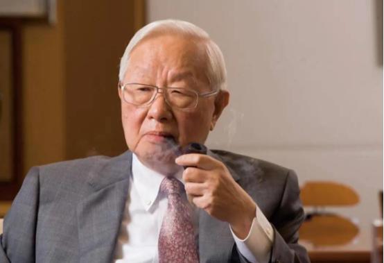 张忠谋一句“14亿人造不出芯片”的余音还没散，中芯国际一份营收破30亿美元、净利