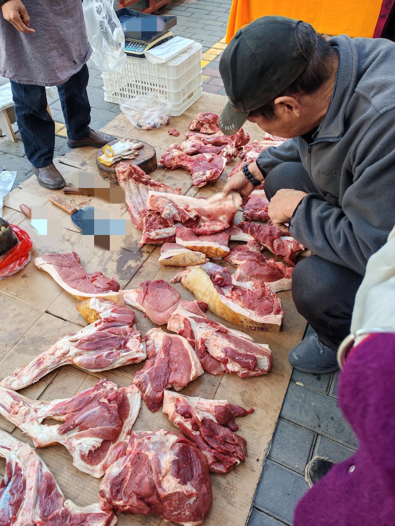 老年人的迷惑行为10月26日,坐标西安。此刻我路过早市,发现又一群老年人围着一