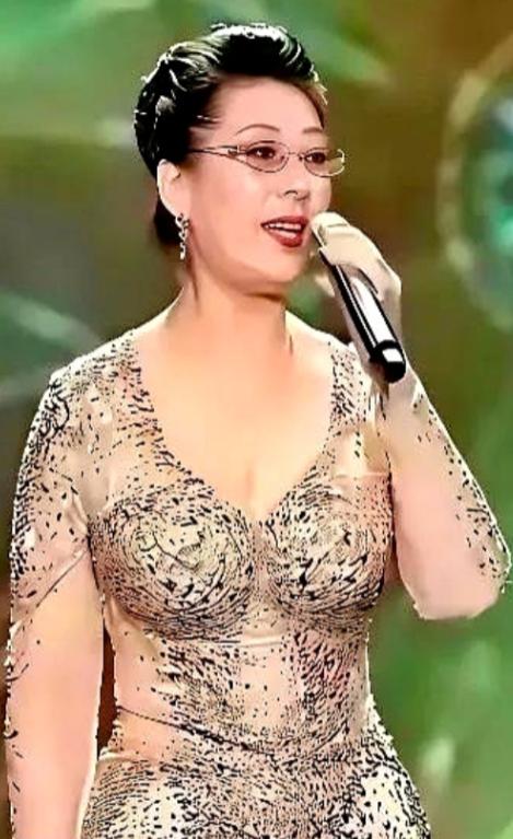 都说“只要自己不尴尬，尴尬的就是别人”，这话放在70岁的关牧村身上，我是真笑不出