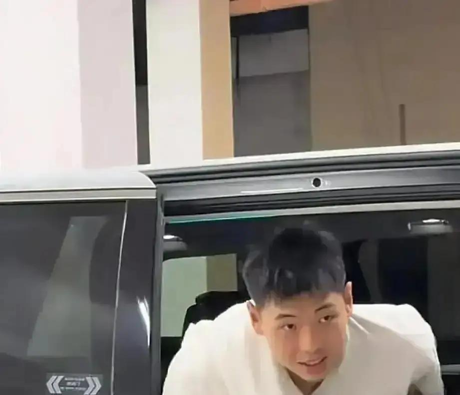 崔永熙本来定好12号打第一场，结果合练时膝盖上的智能护膝报警，数据说稳定性不够，