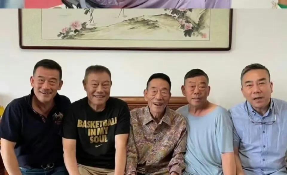 都说相由心生！看到杨少华父子合照，长子杨威给人感觉老实淳朴杨少华去世以后，网上