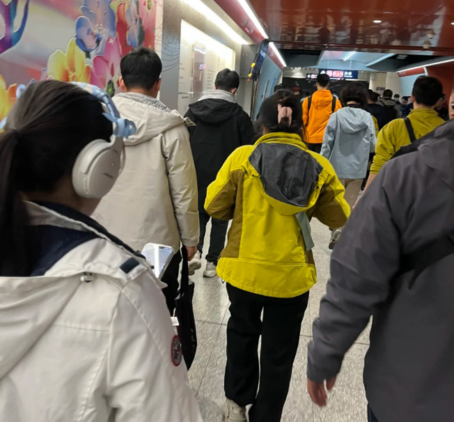 去年的冬天，几乎被各式各样的冲锋衣刷屏。当时许多年轻人发现，一件中等价位的冲锋衣