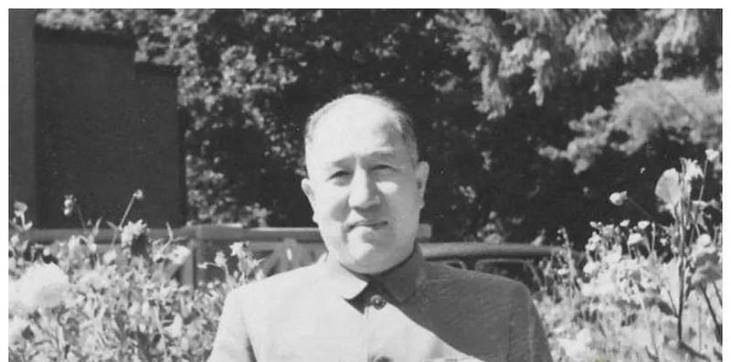 1945年他担任粟裕的军区参谋长，协助指挥战斗，让粟裕极为喜爱，谁料三个月后，此