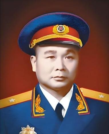 1946年，解放军为投诚的2000土匪设宴接风。席间，匪首脱下大衣，顺手挂到墙上