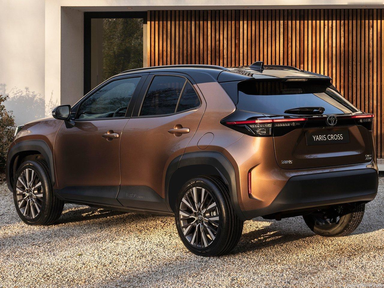 【丰田YarisCross改款，前脸变样、全系混动，欧洲要卖20万】去年丰田在