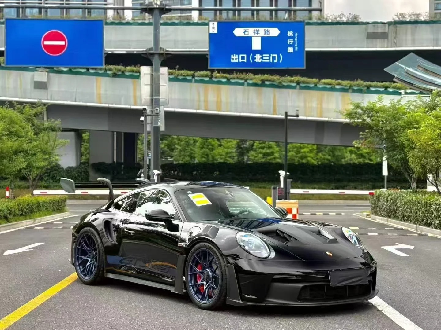 好车分享540万落地的全新保时捷911GT3RS，我觉得价格还行，合裸车4
