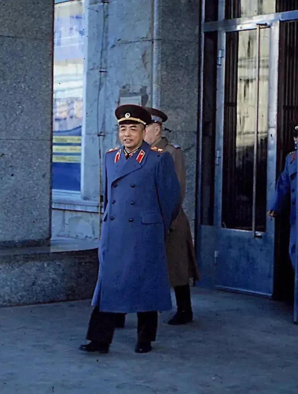 历史知识图中的老照片是1959年彭德怀元帅任中国国防部长的时候，带领着军事代表团
