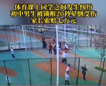 重庆，一个女生投篮，不小心碰到一个男生，他的鼻子流血了，男生就跟女生说，你给我等