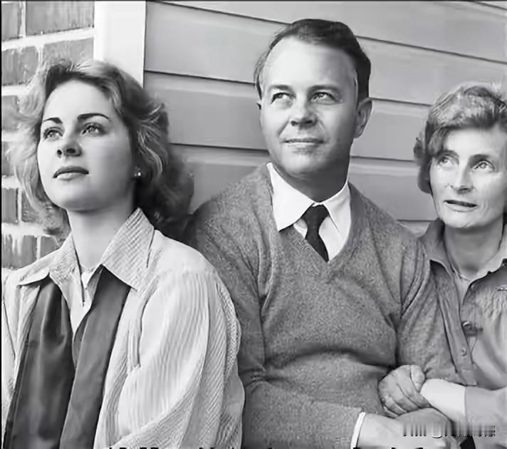 冯德莱恩年轻的时候，长的就非常漂亮，从面相上看，他长得不像她的母亲，有时候和他的