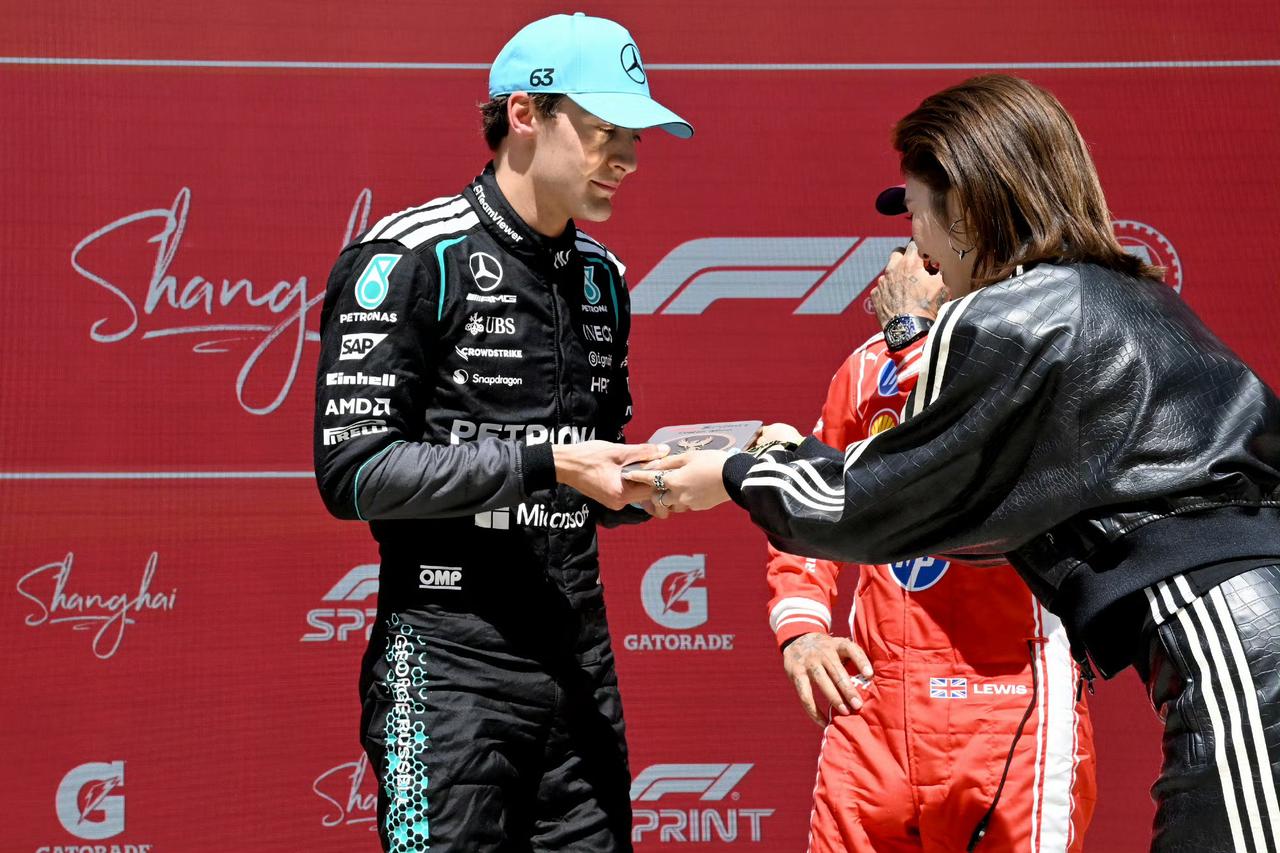 F1中国大奖赛冲刺赛激战落幕，拉塞尔、勒克莱尔与汉密尔顿包揽前三。而比夺冠更吸睛