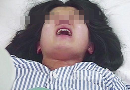 23岁年轻产妇顺产8斤男宝, 看到孩子模样, 老公高喊“处理掉”