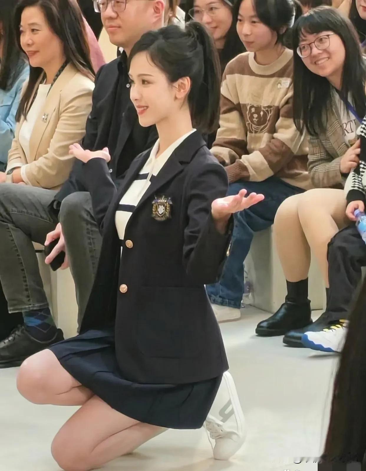 这是哪个女星？西装制服大长腿也太飒了