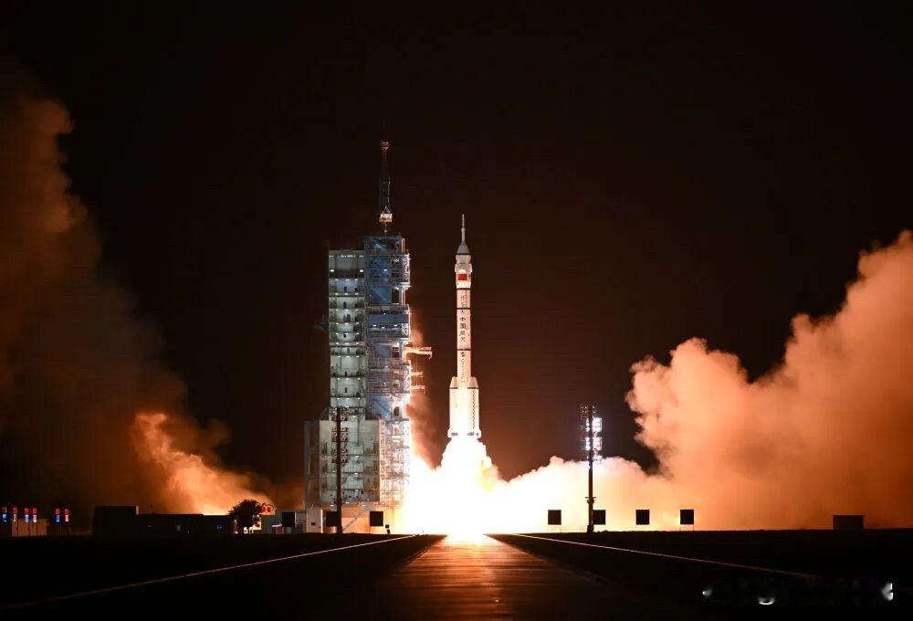 又一次成功出征浩瀚太空，每一次腾空而起都振奋人心。数十年步履不停，中国航天不