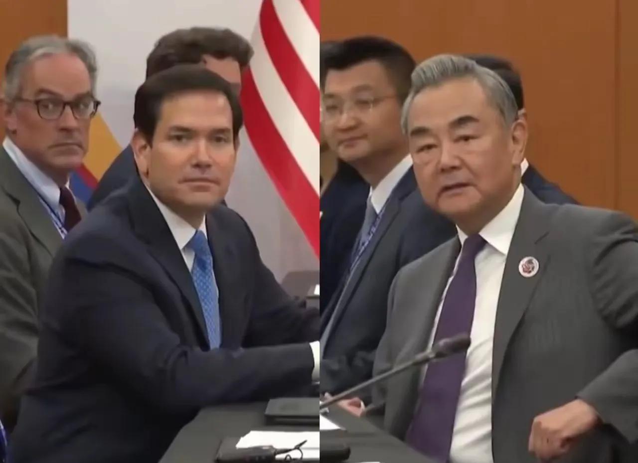 1，王外长全程侧坐，一手扶椅，气定神闲。2全程不握手，不微笑，不单独合影。3