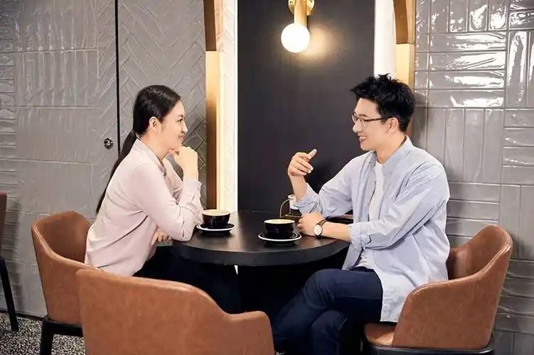 说个扎心的事。现在年轻人相亲，开场白变了。以前问“什么工作”“收入多少”“有没有