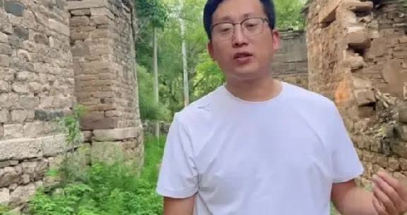 农哥这次又被推上了热搜，说农哥为流量，而且说他整个团队都是演戏，本来是丹丹家里的