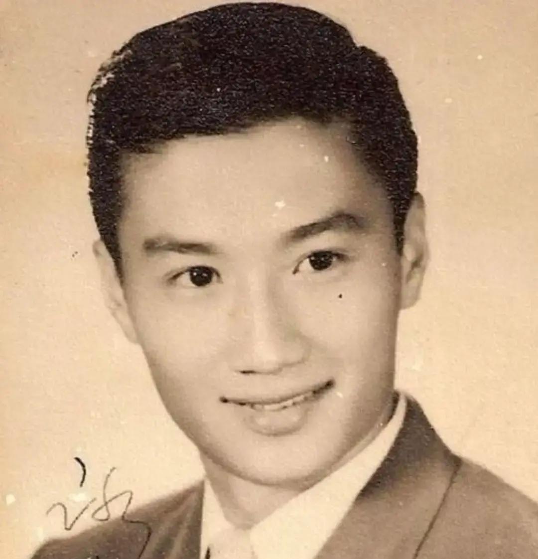 有人把谢贤、郑少秋放在一起争“谁才是风流小生”，这场比较从起点就错了谢贤走红