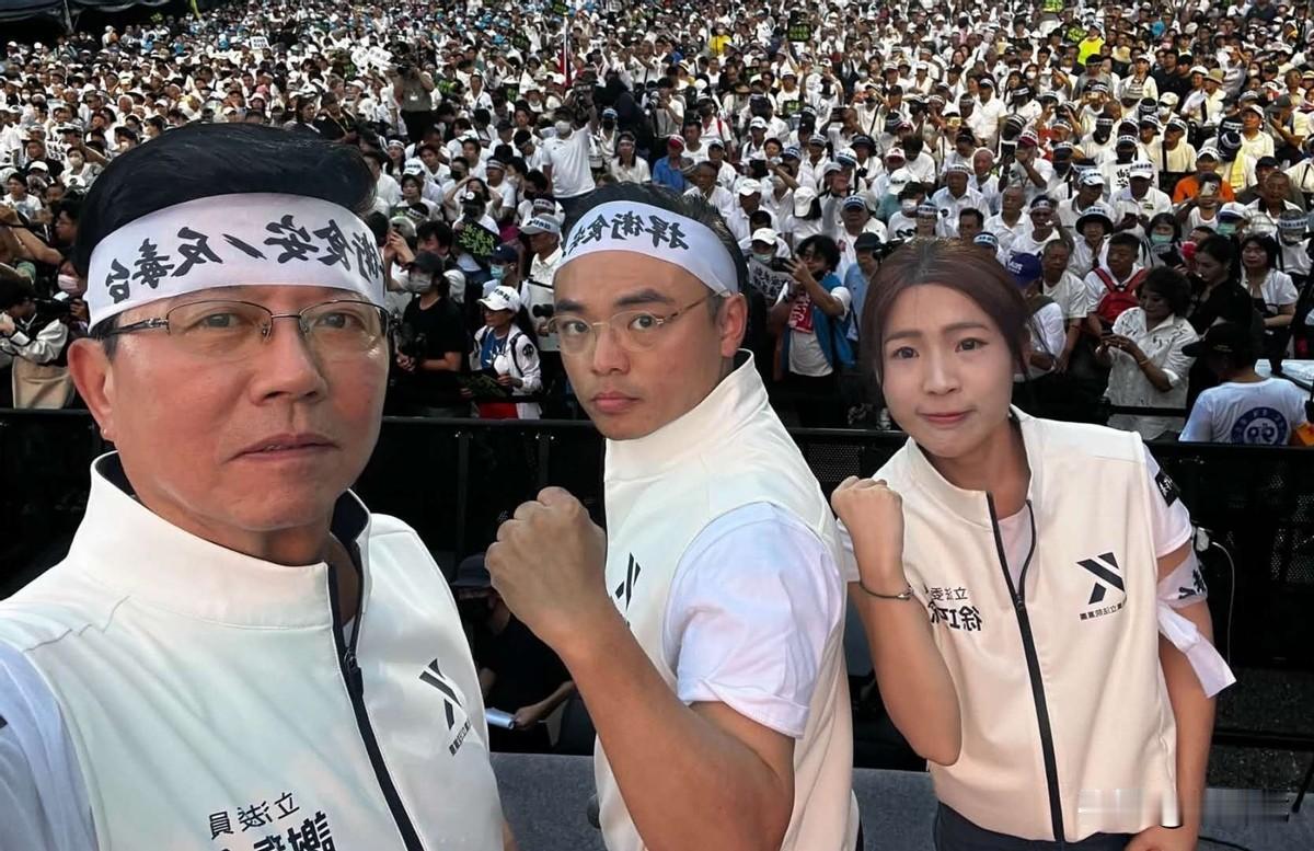 725凯道这场集会，还没站热，就已经破功了。你说什么？这是抗议现场？徐巧芯站在