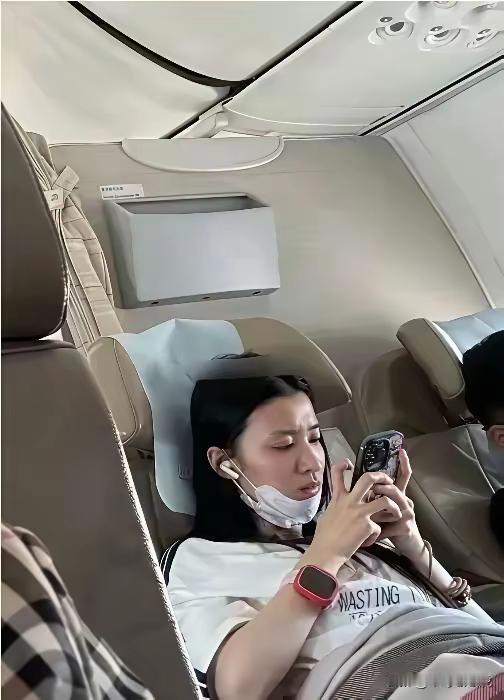 原来明星的照片都是精修过的[抠鼻]