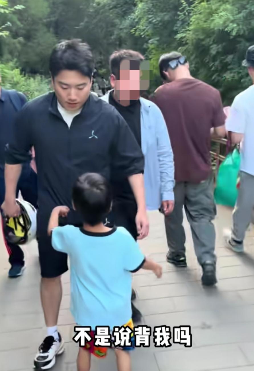 要说梁靖崑真是疼老婆，在孩子面前必须和老婆统一战线，主打一个听老婆的话没错。