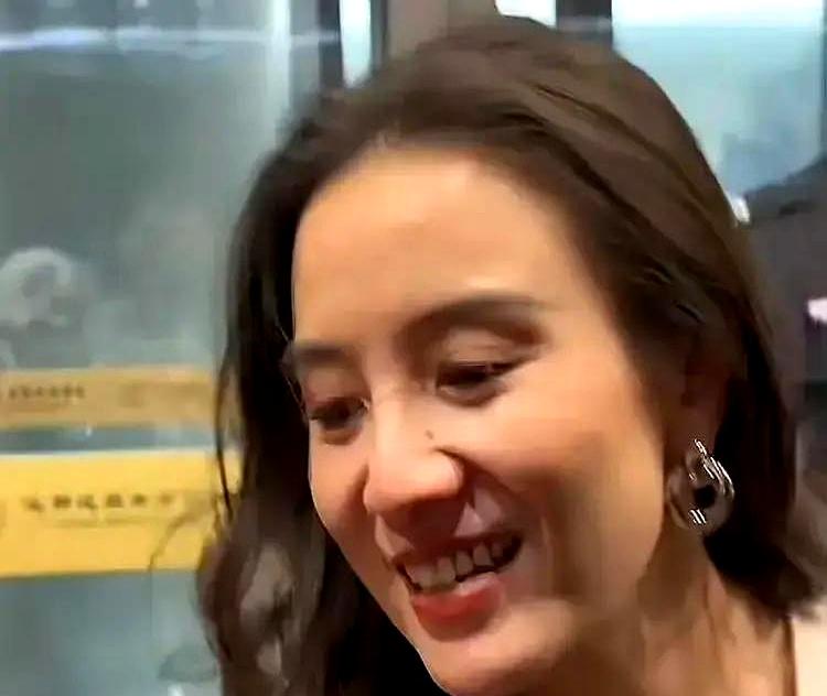 宋佳把镜头怼脸上，五十岁的法令纹一条没修，点赞飙到十万。观众齐喊：这才像